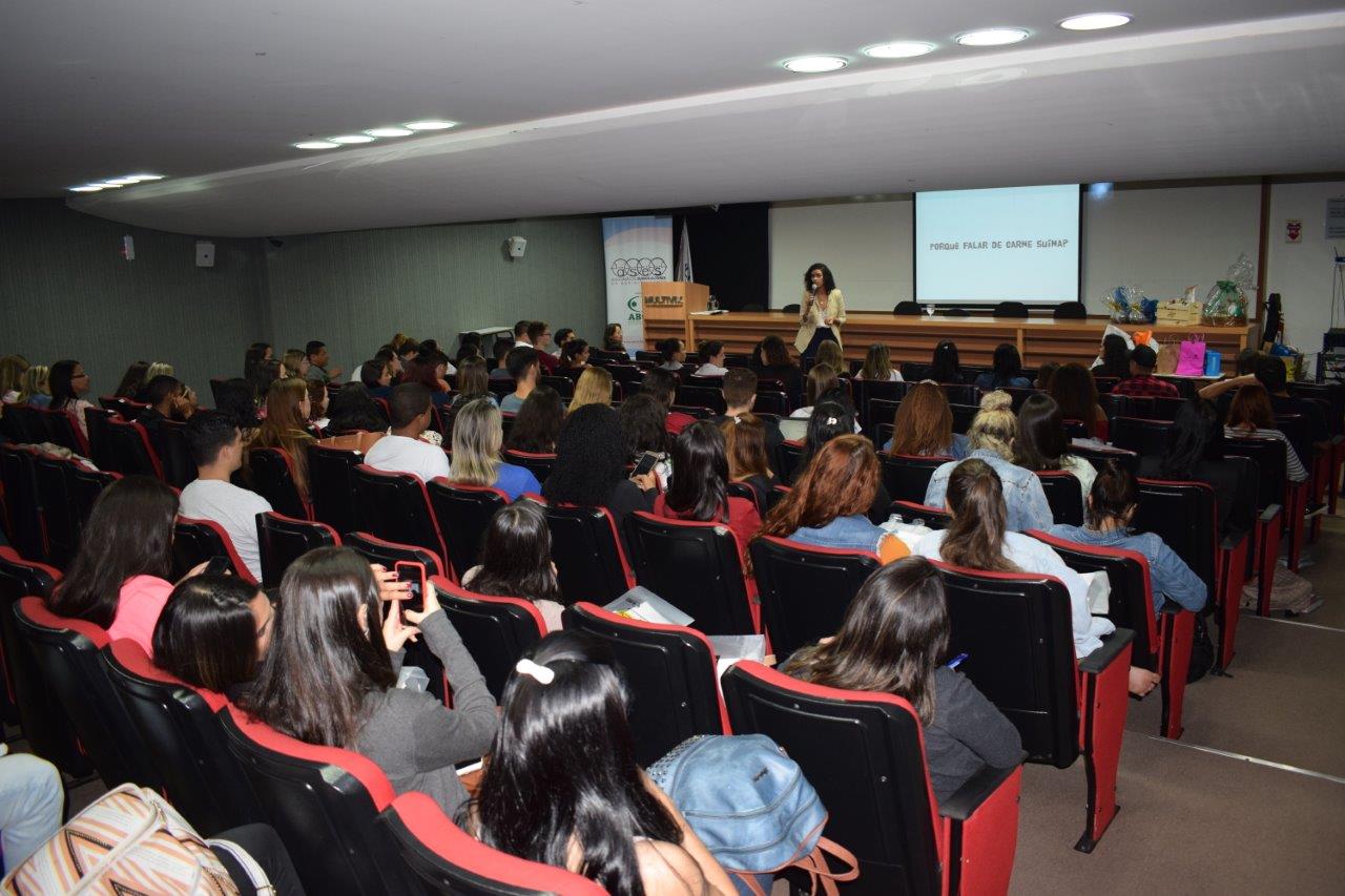 Carne suína é tema de mesa redonda em faculdade