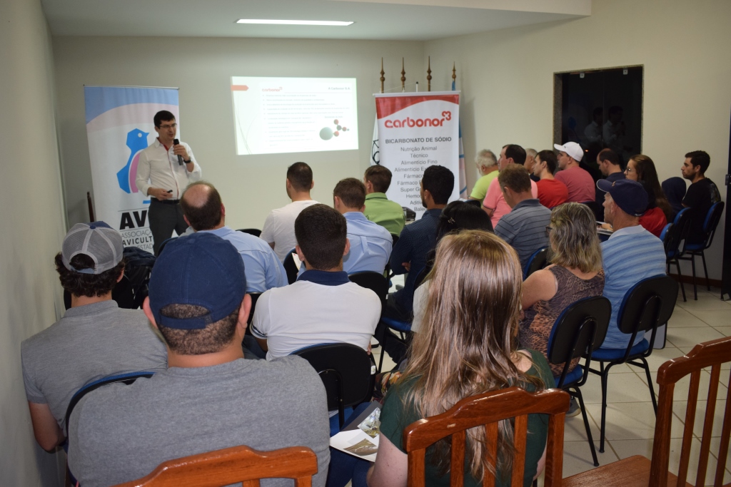 Qualificaves aborda estresse calórico de aves