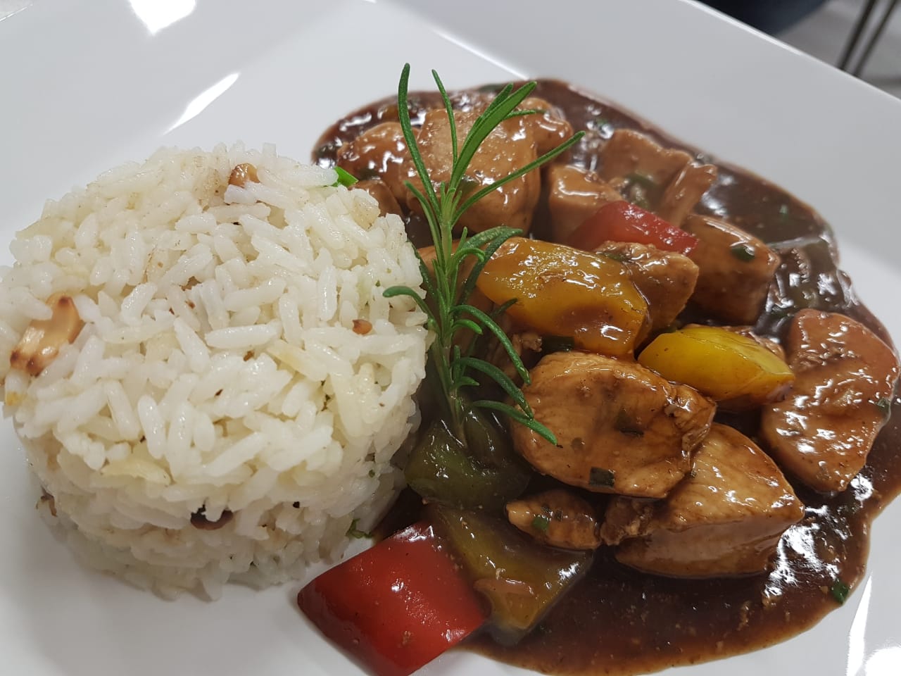 Curso de corte e desossa de frango no Senac de Venda Nova