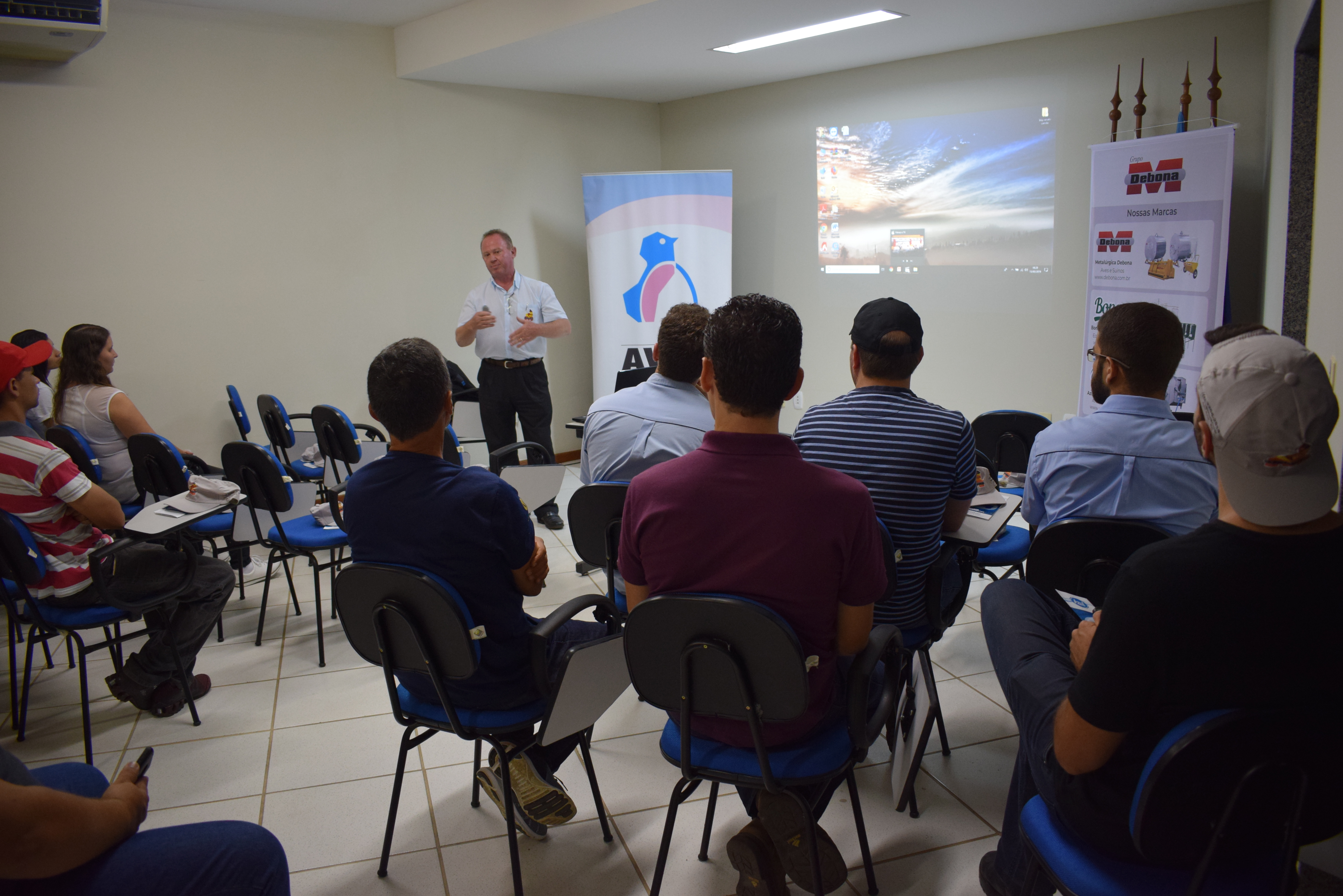 Qualificaves – Frango de corte aborda qualidade do pinto de um dia