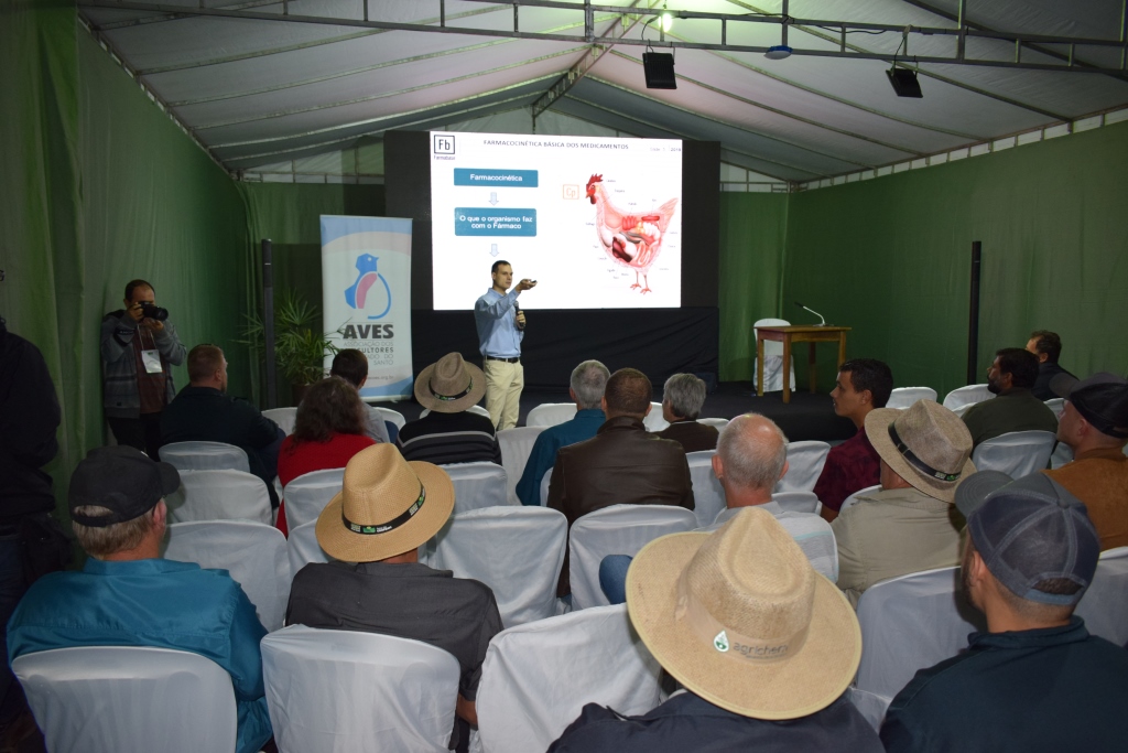 Avicultores conhecem os pontos críticos e fatores de sucesso no processo de medicação