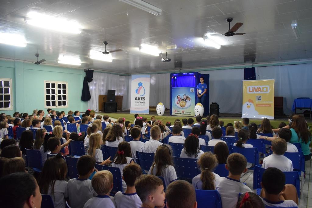 ASES apresenta palestra sobre bem-estar animal na produção de suínos em granja de Conceição do Castelo