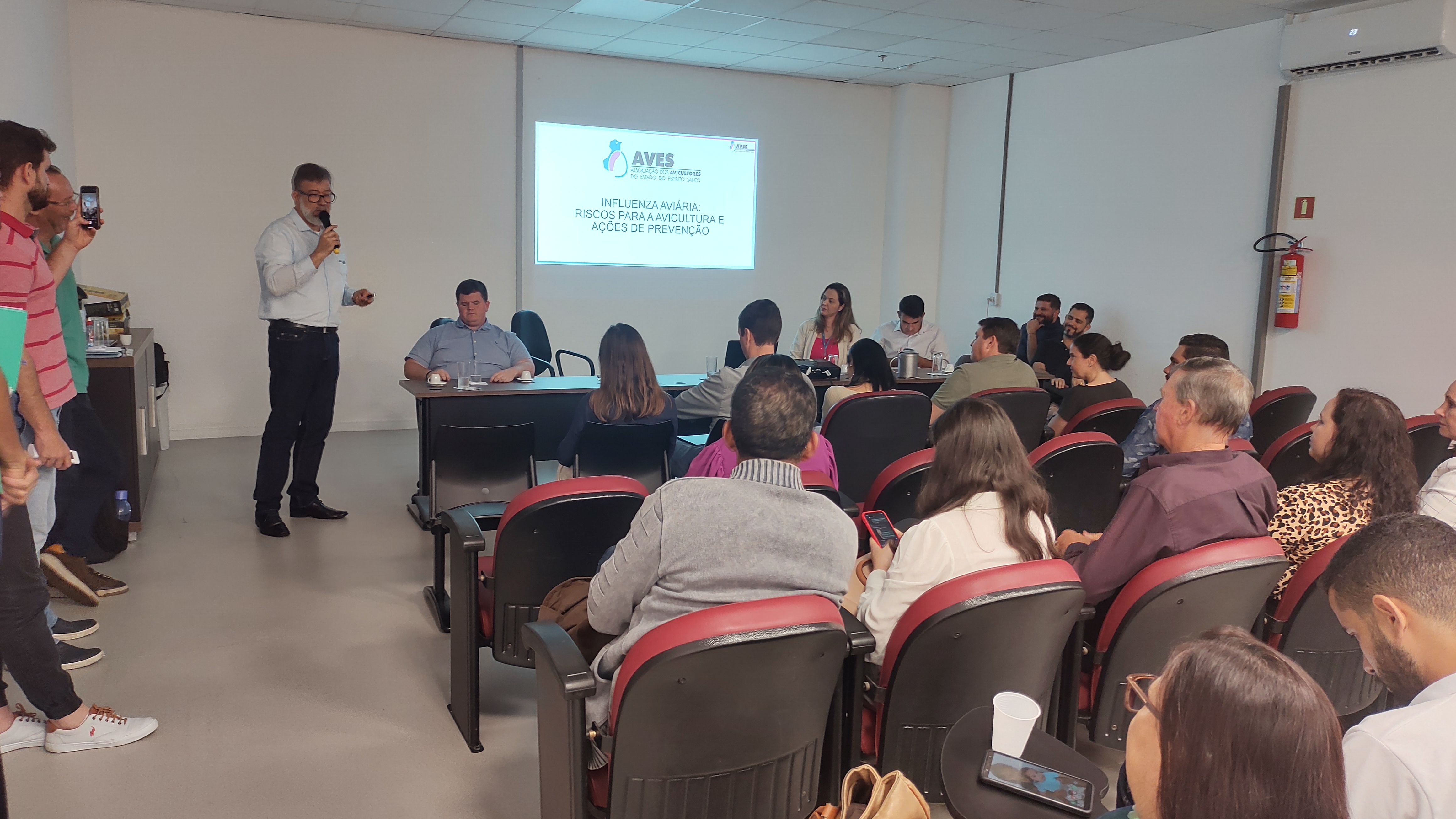 AVES participa de reunião com municípios capixabas para ampliar informações sobre a Influenza Aviária