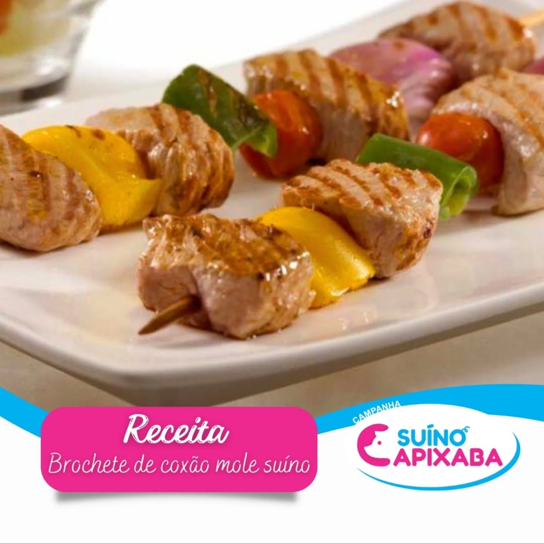 BROCHETE DE COXÃO MOLE SUÍNO COM FAROFA DE BARU E MOLHO BARBECUE
