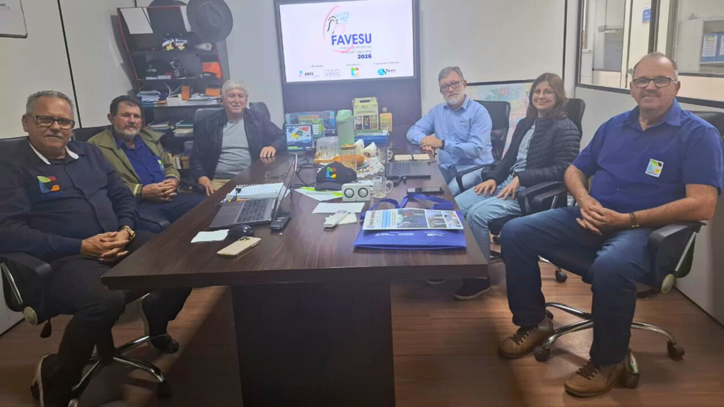 Da direita para a esquerda: Nélio Hand, Diretor Executivo AVES-ASES; Carolina Covre, Coordenadora Técnica AVES-ASES; Aurindo Wruk, Diretor COOPRAM; Darli Schaeffer, Presidente COOPRAM; Deilton Klippel, Diretor COOPRAM; Daniel Menendez, Diretor da Produshow eventos, (Organização e produção da FAVESU).